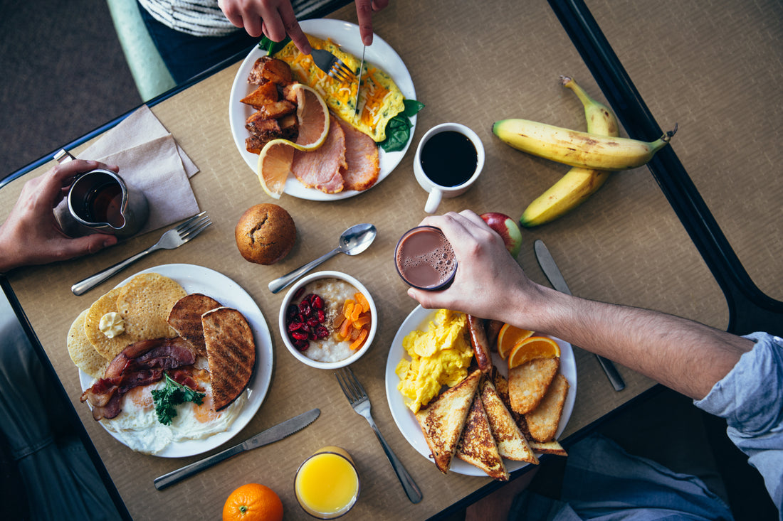 Vue du dessus d'une table de petit-déjeuner avec du café, illustration du dosage
