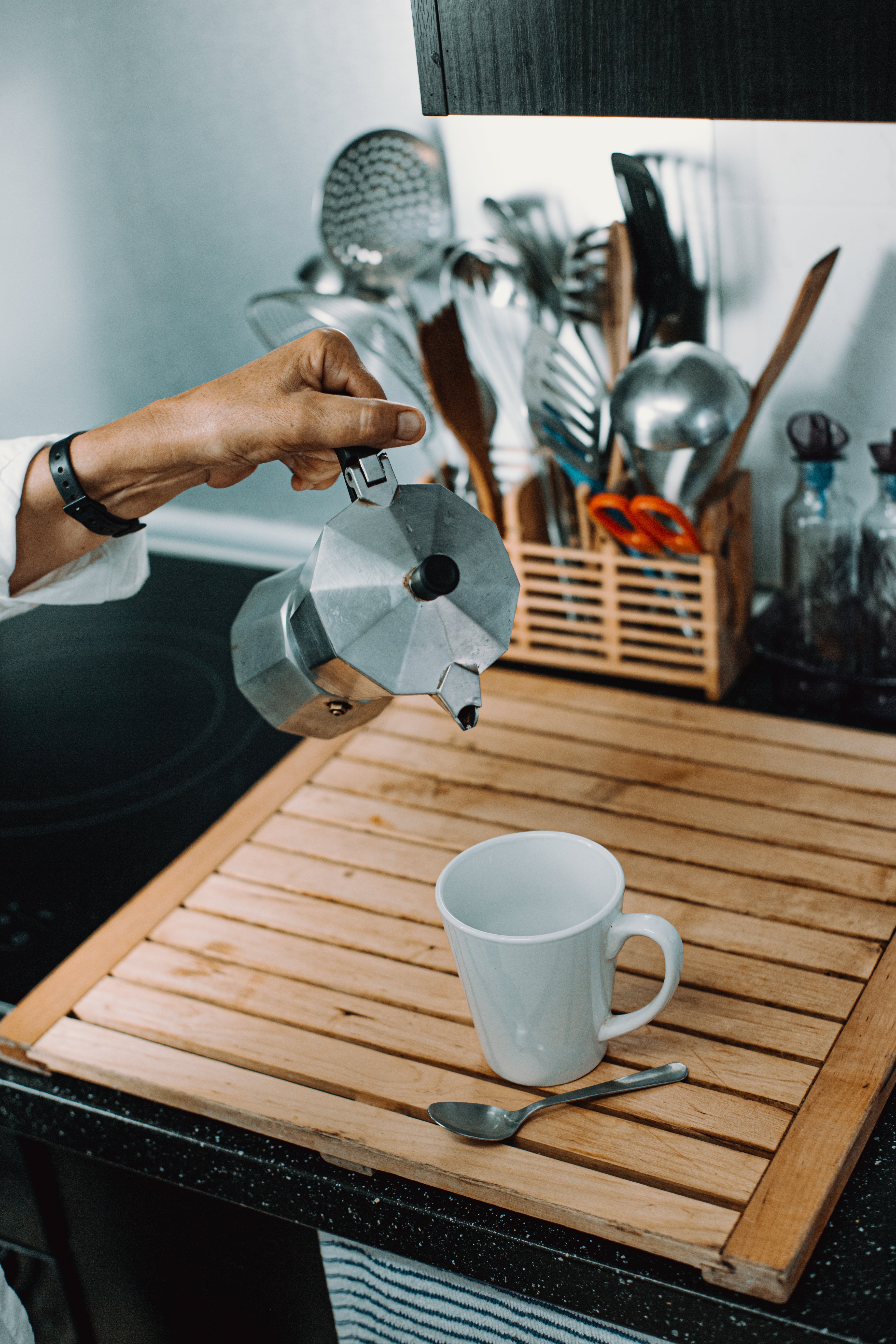 Main versant du café fraîchement préparé, collection Outils de Préparation KÔBO