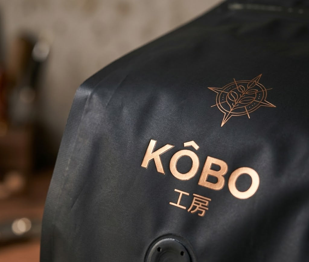 Café Italien KÔBO sur plan de travail avec grains torréfiés